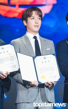 [HD포토] 씨엔블루(CNBLUE) 정용화, 웃음을 잃지는 않지만 살짝 진지하게