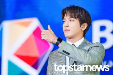 [HD포토] 씨엔블루(CNBLUE) 정용화, 환호해준 팬들에게 ‘엄지 척’