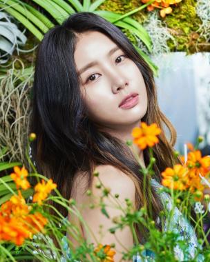 [근황] ‘커피스미스’ 김정민, 청순 외모 새삼 화제 “꽃이랑 잘 어울려요”