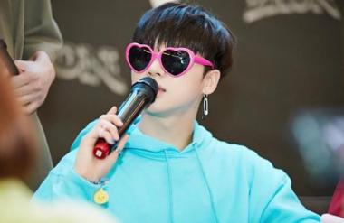 [근황] 아이콘 김진환, 하트 선글라스로 귀여움 과시 “하투하투 선글라스”