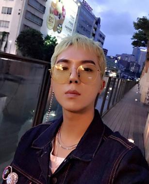 [근황] 위너(WINNER) 송민호, 사복 패션 화제…‘화려한 악세사리’