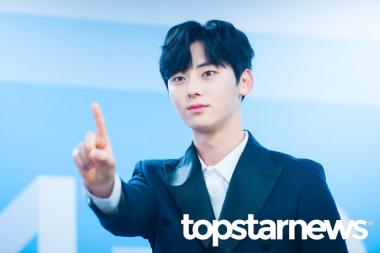 [UHD포토] 워너원(Wanna One) 황민현, 황제민현 보는 워너블 마음은 &apos;활활’