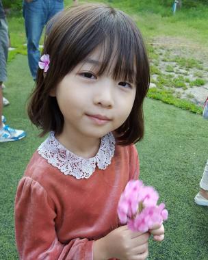 ‘장산범’ 신린아, 영화와는 다른 꽃을 든 귀여운 모습 공개