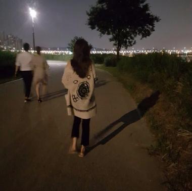 [근황] 에이핑크(Apink) 손나은, 한여름 밤의 한강 산책…‘여리여리한 뒷모습’