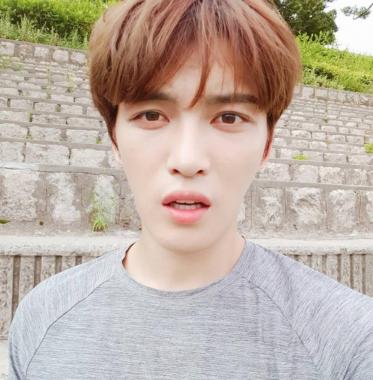 [근황] ‘맨홀’ 김재중, 폭염에도 여전한 미모 “날씨가 너무 더워요”