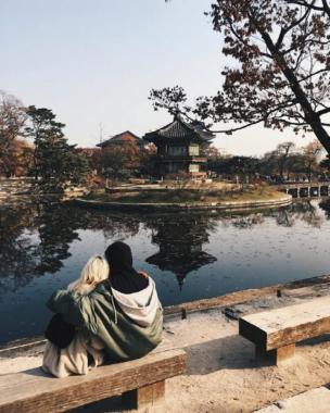 경복궁 야간개장, 찾은 스타…‘아이유·스테파니 미초바·릴리 콜린스까지’