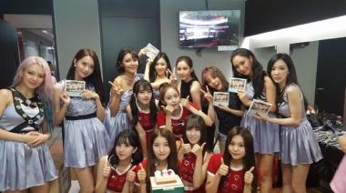 [근황] 여자친구, 소녀시대 데뷔 10주년 축하…‘닮고 싶은 선배’