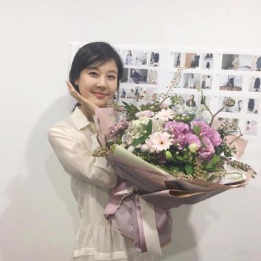 [근황] 김하늘, 결혼 후 더 물오른 비주얼 과시…‘꽃을 든 미녀’