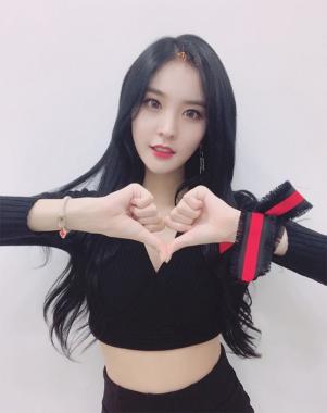 [근황] 소나무(SONAMOO) 나현, 흑발미모 과시하며 남심 저격