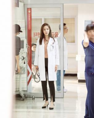 [근황] ‘명불허전’ 김아중, 의사가운과 함께 진지한 모습…‘여기는 응급실’