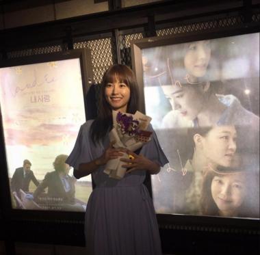 [근황] ‘더 테이블’ 정유미, 꽃 들고 영화 포스터 앞에서 “내 사랑 더 테이블”