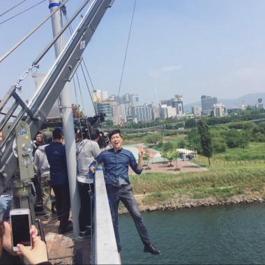 [근황] ‘조작’ 남궁민, 다리 난간에 매달려 해맑은 미소로 브이…‘시선 강탈’