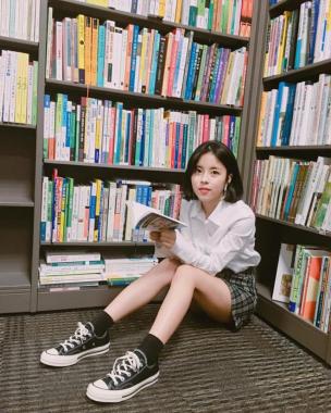 [근황] ‘란제리 소녀시대’ 도희, 서점에서 책들고 인증샷…‘고등학생 같네’