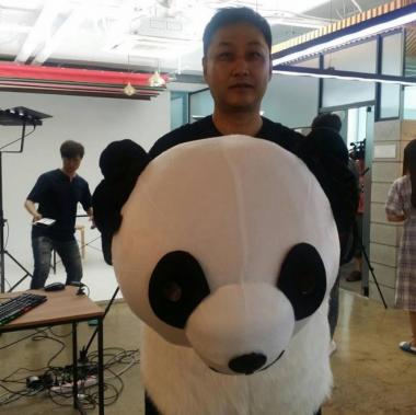 [근황] 김수용, 팬더 인형옷 입은 모습 새삼 화제…‘흑달의 소유자’