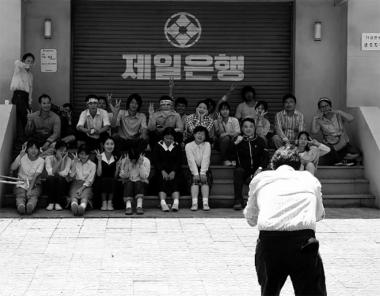 [근황] ‘택시운전사’ 류준열, 보조 출연자들 모습 공개
