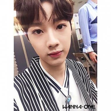 [근황] 워너원(WannaOne) 라이관린, 빛나는 미모…“아니 그냥 빛이 난다고 밖에 표현 못하겠어”