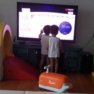 [근황] 김경록 아내 황혜영, 아이들 근황 공개 “TV속 엄마에게 뽀뽀하러 간 아이들”
