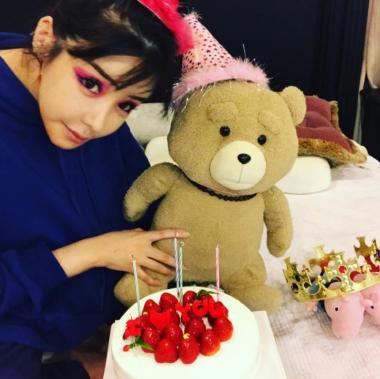 [근황] 박봄, 테디 곰인형과 함께 작곡가 테디 생일 축하…‘화려한 눈화장’
