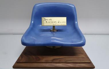 ‘은퇴투어’ 이승엽, KIA의 선물 눈길…‘전설의 시작’ 무등구장 의자