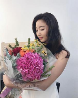 [근황] 김사랑, 꽃다발 들고 여신 미모 과시 중…‘꽃이 기죽을 미모’