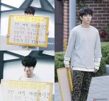 ‘청춘시대2’ 안우연, 촬영 비하인드컷 공개…‘아이컨택-여유로운 미소까지’