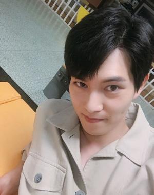 [근황] 씨엔블루(CNBLUE) 이종현, 각도는 같아도 매일 다른 매력…‘조각상이 따로 없네’