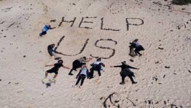 ‘정글의 법칙’ 정다래, 멤버들과 함께 모래바닥에서 ‘HELP US’