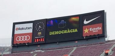 ‘카탈루냐’ 바르셀로나, 라스팔마스 전 중 전광판에 ‘DEMOCRAICA’(민주주의) 게재