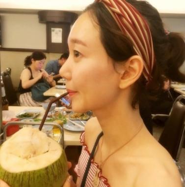 이유영, 쌩얼에 코코넛 과즙 먹으며 인증샷? ‘김주혁이 좋아할만하네’