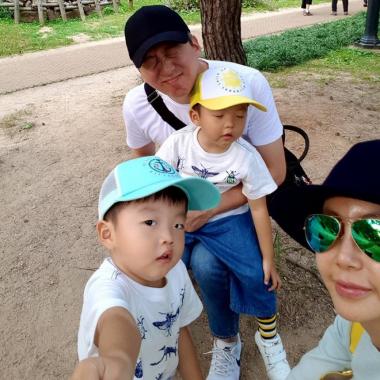 [근황] 황혜영, 남편 김경록·두 아이들과 함께 한 다정한 나들이 모습 공개