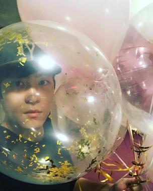 [근황] ‘한끼줍쇼’ 존박, 풍선들고 귀여움 발산한 생일 기념 셀카 새삼 화제