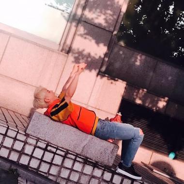 [근황] 하이라이트 양요섭, 의자석 위에 누워 귀여움 발산 “하품하면서 운동 중”