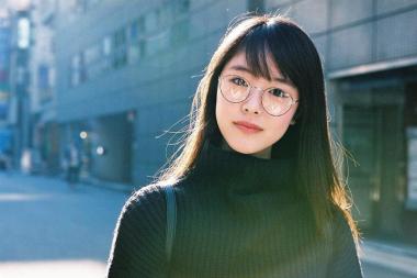 [근황] 日배우 카라타 에리카, 안경 쓴 모습도 청순미 폭발…‘비현실적 미모’