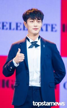 [HD포토] 하이라이트(Highlight) 윤두준, ‘포토타임에 엄지척이 빠질 수 없죠!’