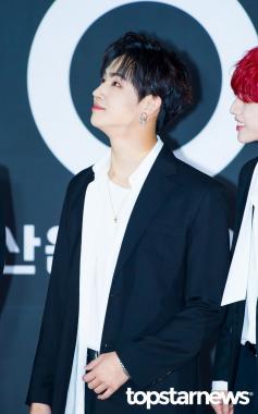 [HD포토] 갓세븐(GOT7) JB, ‘2층 아가새를 향한 꿀 떨어지는 눈빛’