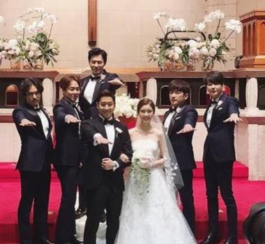 [근황] 에릭♥나혜미, 신화 멤버들과 함께했던 행복한 결혼식장 모습 눈길