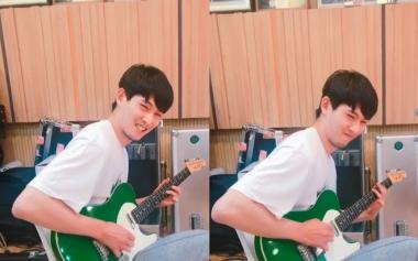 [근황] 씨엔블루(CNBLUE) 이종현, 기타 연주중…“가자 수염쟁이얌”