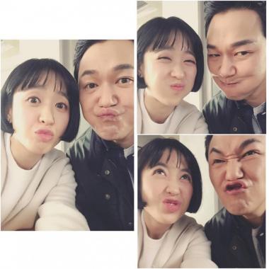 [근황] 김민정, 박성웅과 찍은 코믹 사진 공개…남매 케미 뿜뿜