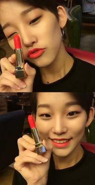 [근황] ‘SNL 코리아9’ 김현주, 립스틱 들고 미모 과시…‘매력의 정석’