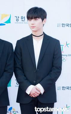 [HD포토] 워너원(Wanna One) 황민현, ‘황제의 초커’