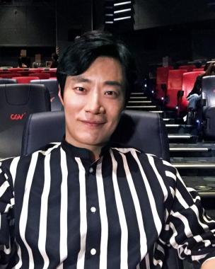 ‘미옥’ 이희준, 영화관 인증샷 공개…‘여유로운 표정’