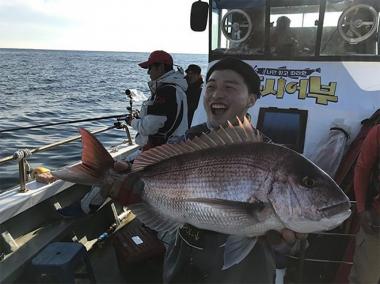 ‘도시어부’ 마이크로닷, 63cm 참돔 공개 “찌낚시대로 6짜리 잡는 건 힘들다”