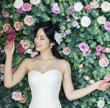 [근황] 한지우, 순백의 웨딩드레스 입고 행복한 웃음 ‘꽃보다 예뻐’