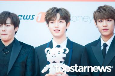 [UHD포토] 워너원(Wanna One) 김재환, ‘수호랑과 함께하는 포토타임’ (2017 AAA)