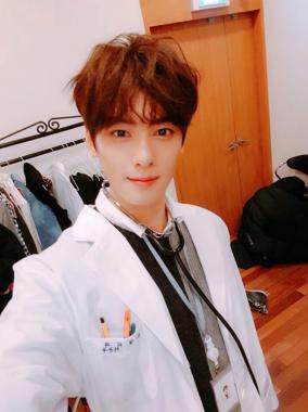 [근황] 아스트로(ASTRO) 은우, 훈훈한 셀카 공개…“아로하 감기조심~”