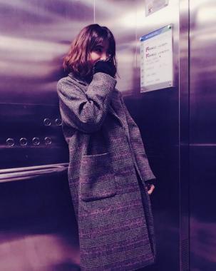 [근황] 차오루, 따뜻한 코트 패션 공개…‘분위기 여신’