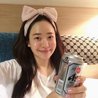 [근황] 유소영, 무결점 민낯 공개 “맥주 한 캔에 멜랑꼴리”