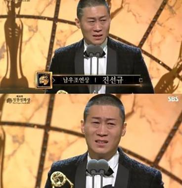 문정희, 청룡 ‘남우조연상’ 진선규 축하, “후배 축하해”