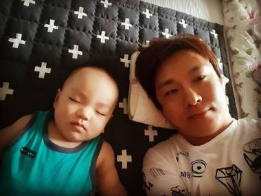 [근황] 이세준, 귀여운 아들과 평화로운 낮잠 타임 “아들 베개를 내가”