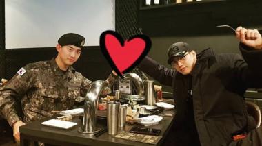 [근황] 2PM 준케이, 군복이 잘 어울리는 택연과 함께 “우리 택연이 첫 외박!”